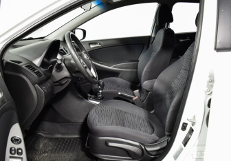 Подержанный автомобиль Hyundai Solaris Hatchback 2015 года (10 фото)