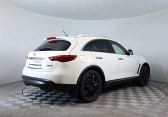 Подержанный автомобиль Infiniti QX70 2013 года (5 фото)