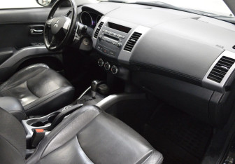 Подержанный автомобиль Mitsubishi Outlander 2011 года (12 фото)