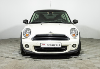Подержанный автомобиль MINI Hatch 2011 года (2 фото)