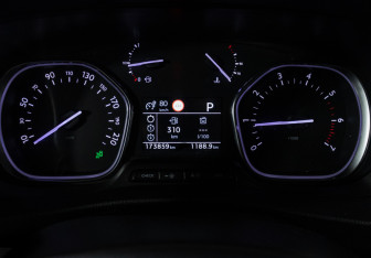 Подержанный автомобиль Peugeot Traveller 2018 года (12 фото)