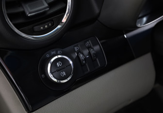 Подержанный автомобиль Chevrolet Orlando 2012 года (15 фото)