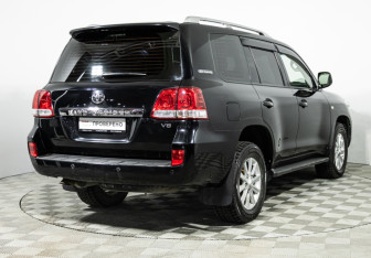 Подержанный автомобиль Toyota Land Cruiser Suv 2011 года (5 фото)