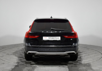 Подержанный автомобиль Volvo V90 Cross Country 2017 года (6 фото)