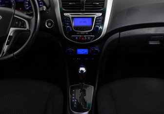 Подержанный автомобиль Hyundai Solaris Sedan 2012 года (13 фото)