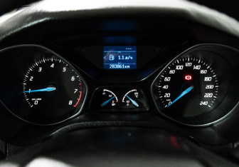 Подержанный автомобиль Ford Focus Wagon 2012 года (12 фото)