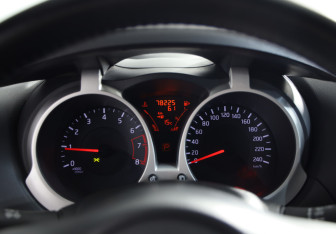 Подержанный автомобиль Nissan Juke 2012 года (12 фото)