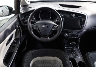 Подержанный автомобиль Kia Ceed Hatchback 2013 года (11 фото)