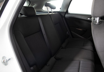Подержанный автомобиль Opel Astra Wagon 2012 года (11 фото)