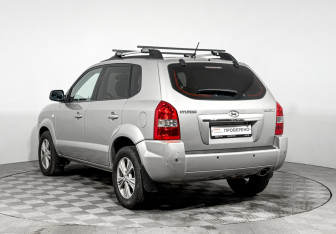 Подержанный автомобиль Hyundai Tucson 2008 года (7 фото)