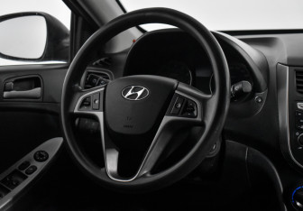 Подержанный автомобиль Hyundai Solaris Hatchback 2014 года (15 фото)