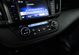 Подержанный автомобиль Toyota RAV4 2017 года (16 фото)