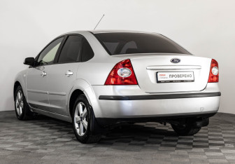 Подержанный автомобиль Ford Focus Sedan 2005 года (7 фото)