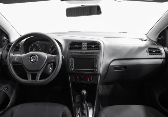 Подержанный автомобиль Volkswagen Polo Sedan 2016 года (10 фото)