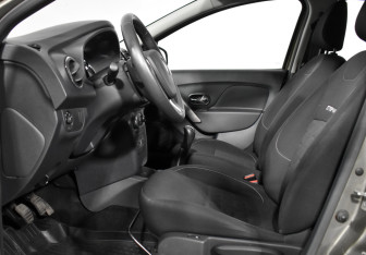 Подержанный автомобиль Renault Sandero 2017 года (10 фото)