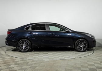 Подержанный автомобиль Kia Cerato Sedan 2022 года (4 фото)