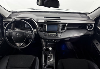 Подержанный автомобиль Toyota RAV4 2016 года (14 фото)