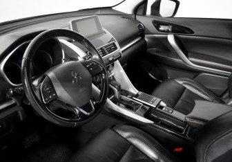Подержанный автомобиль Mitsubishi Eclipse Cross 2018 года (10 фото)