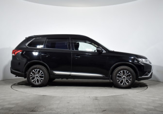 Подержанный автомобиль Mitsubishi Outlander 2022 года (4 фото)