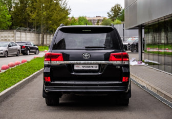 Подержанный автомобиль Toyota Land Cruiser Suv 2020 года (7 фото)