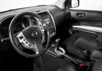 Подержанный автомобиль Nissan X-Trail 2012 года (9 фото)