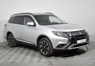 Подержанный автомобиль Mitsubishi Outlander 2022 года (3 фото)
