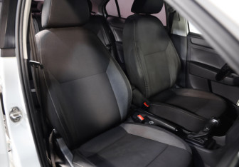 Подержанный автомобиль Skoda Rapid Liftback 2014 года (16 фото)