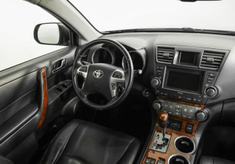 Подержанный автомобиль Toyota Highlander 2012 года (9 фото)