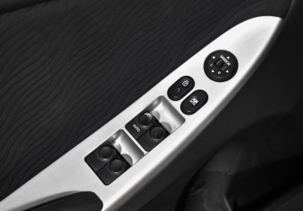 Подержанный автомобиль Hyundai Solaris Sedan 2012 года (10 фото)