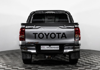 Подержанный автомобиль Toyota Hilux 2022 года (6 фото)
