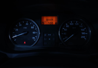 Подержанный автомобиль Renault Logan Sedan 2015 года (11 фото)