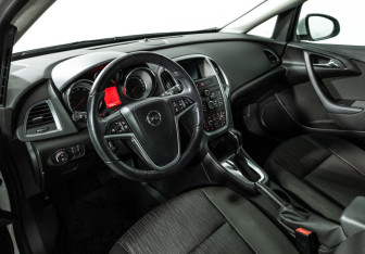 Подержанный автомобиль Opel Astra Hatchback 2015 года (11 фото)