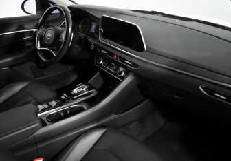 Подержанный автомобиль Hyundai Sonata 2020 года (17 фото)