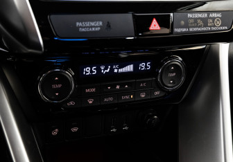 Подержанный автомобиль Mitsubishi Eclipse Cross 2018 года (17 фото)