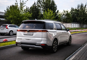 Подержанный автомобиль Kia Carnival 2021 года (6 фото)