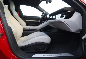 Подержанный автомобиль Porsche Taycan 2021 года (33 фото)