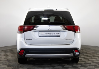 Подержанный автомобиль Mitsubishi Outlander 2017 года (6 фото)