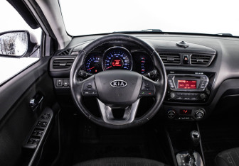 Подержанный автомобиль Kia Rio Sedan 2012 года (10 фото)