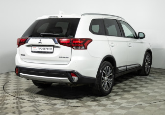 Подержанный автомобиль Mitsubishi Outlander 2018 года (7 фото)