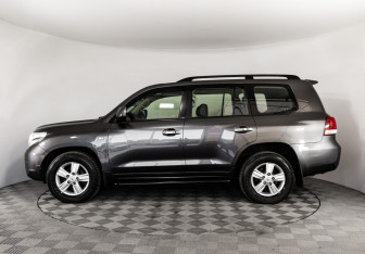 Подержанный автомобиль Toyota Land Cruiser Suv 2008 года (8 фото)