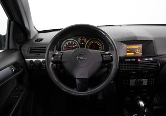 Подержанный автомобиль Opel Astra Hatchback 2010 года (10 фото)