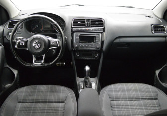 Подержанный автомобиль Volkswagen Polo Sedan 2016 года (14 фото)