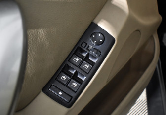Подержанный автомобиль BMW X5 2003 года (10 фото)