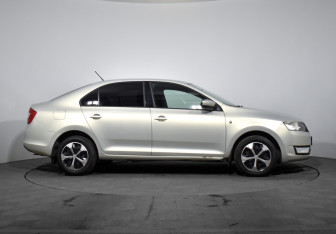 Подержанный автомобиль Skoda Rapid Liftback 2014 года (4 фото)