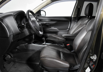 Подержанный автомобиль Mitsubishi Outlander 2019 года (10 фото)