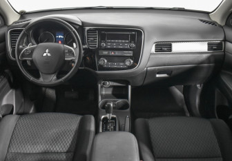 Подержанный автомобиль Mitsubishi Outlander 2014 года (13 фото)