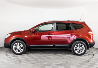 Подержанный автомобиль Nissan Qashqai+2 2011 года (8 фото)