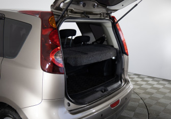 Подержанный автомобиль Nissan Note 2011 года (21 фото)