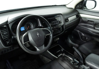 Подержанный автомобиль Mitsubishi Outlander 2017 года (11 фото)