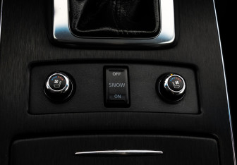 Подержанный автомобиль Infiniti QX70 2013 года (17 фото)